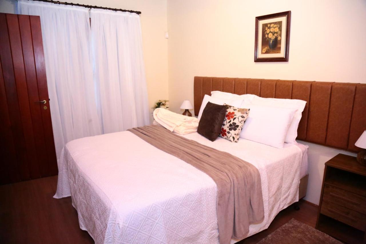 Quarto com Cama de Casal ou 2 de Solteiro e Banheiro Privativo